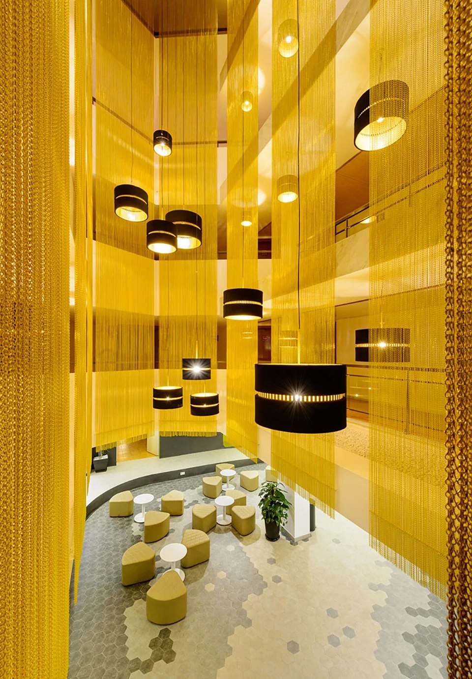 Kriskadecor proyecto interiorismo contract para hotel en Ibiza. Cortina decorativa de eslabones de aluminio en color dorado