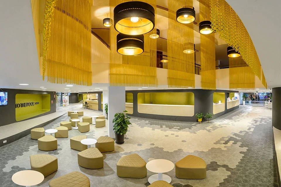 Hall Apartahotel Playasol Jabeque Soul, con decoraci�n de cortinas de eslabones de aluminio kriskadecor